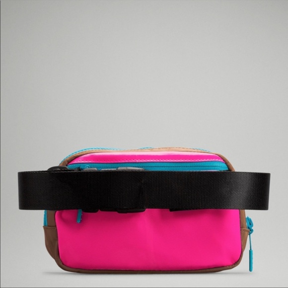 🍋 Lululemon 🍋 NWT Everywhere Belt Bag Sonic Pink - Picture 2 of 7